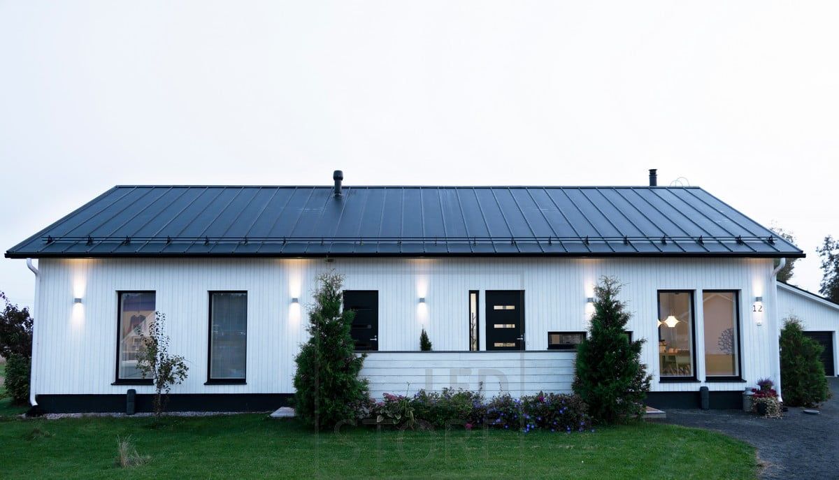 CUBIC OUT 2 outdoor bi-directional wall luminaires illuminating the house number and facade